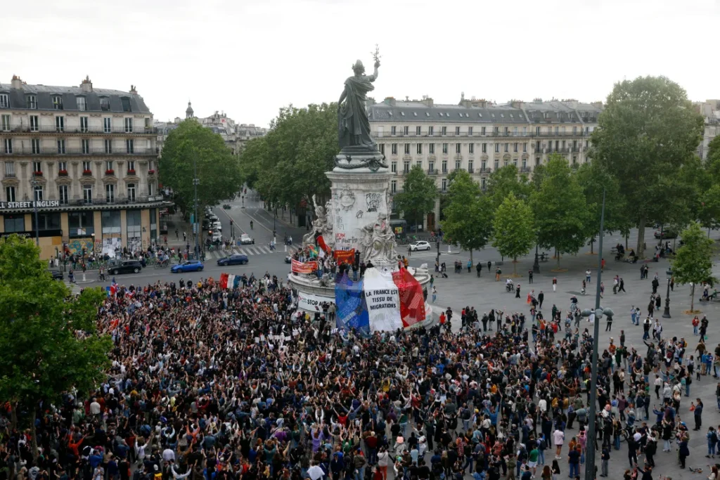 Euro Slips With Left Bloc Set for Shock French Election Win